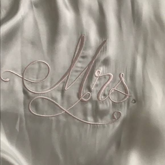 Mrs. Robe - Picture 5 of 6